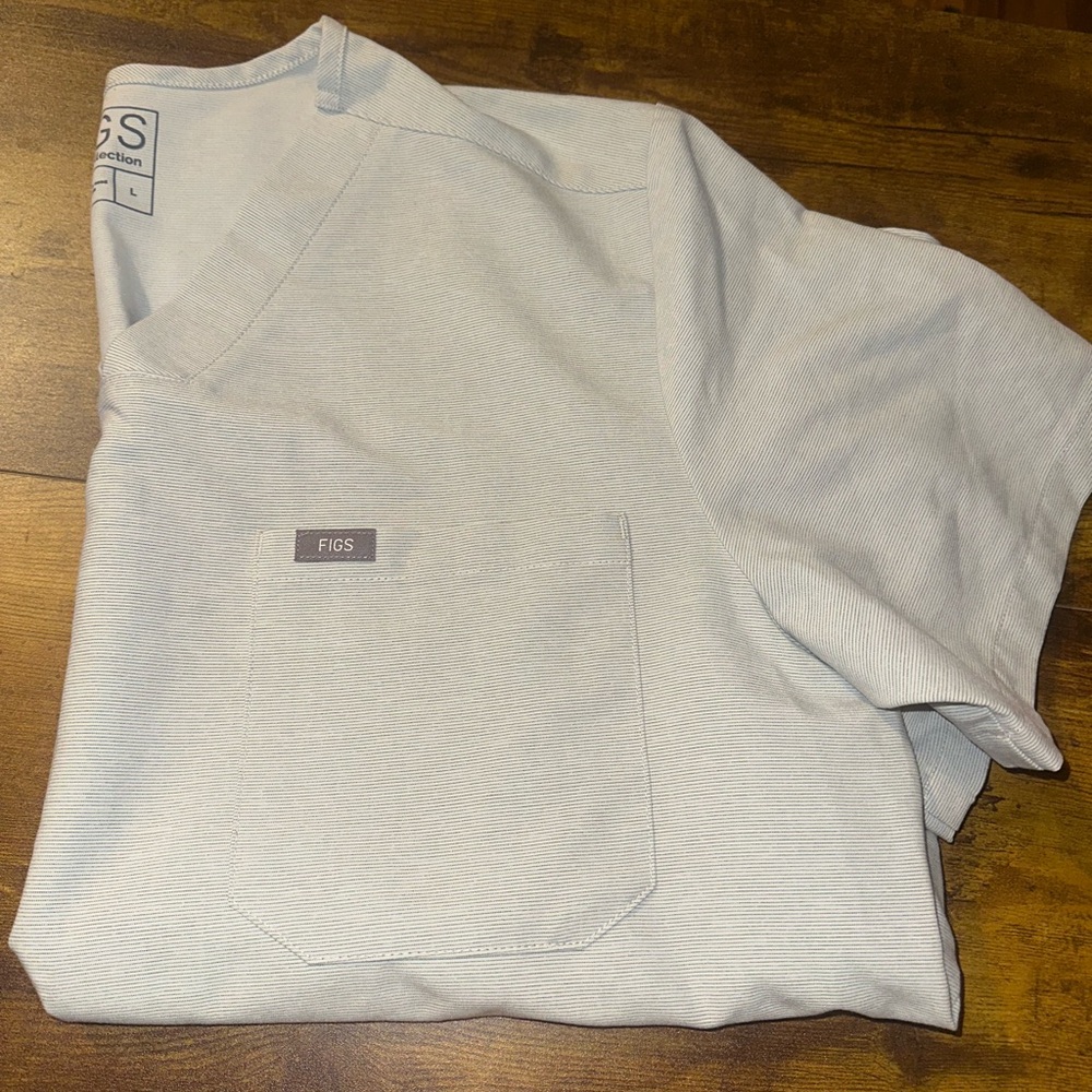 Men’s large figs scrub top - NEW